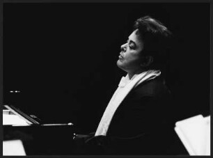 Porträt Bruno Leonardo Gelber, Pianist : Porträt Bruno Leonardo Gelber, Pianist. Fotografie während eines Konzerts mit der Dresdner Philharmonie 1994