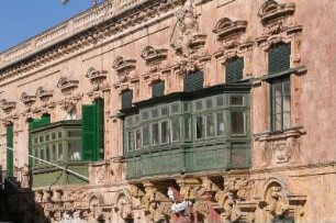 Typische Holzbalkone an einem Palast in La Valetta
