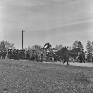 Spreewald um 1940. Trauerzug. Frauen in Trauertracht. : Błóta wokoło 1940. Přewodźenje. Žony w žarowanskej Błótowskej drasće.