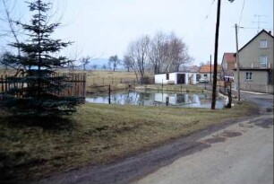 Teich, Straße und Häuser