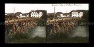 Holzbrücke über Fluss in Zwischenwässern