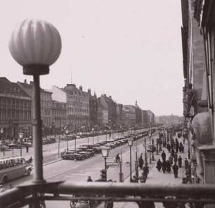 Berlin. Straßenansicht Unter den Linden gegen Pariser Platz