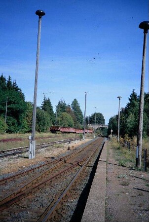 Blick entlang der Gleisanlagen, abgestellte Güterwagen