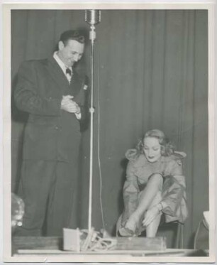 Milton Frome und Marlene Dietrich vor dem Auftritt, Truppenbetreuung (Fort Meade, Maryland, 1944) (Archivtitel)
