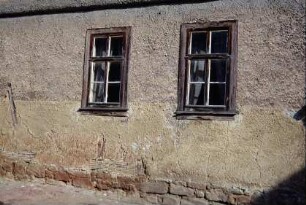 Giebelausschnitt Pfarrhaus mit zwei Fenstern im EG