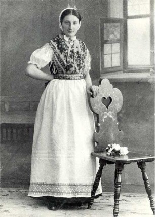 Festtracht der Mädchen aus Zescha : Kleidung - Truhentracht. Ort: Šešow / Zescha. Bautzener Tracht. Festtagstracht der Mädchen.