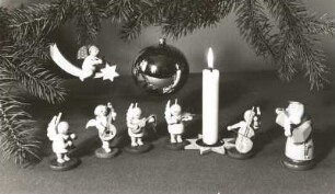 Weihnachtliche Dekoration mit Figuren (u. a. Wendt und Kühn). Holz, gedrechselt, lackiert