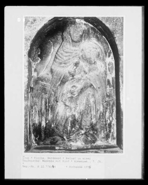 Relief in einer Taufnische: Madonna mit Kind