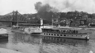 Dresden-Blasewitz. Personen-Seitenraddampfer "Leipzig" (1929, Werft Laubegast) beim Ablegen von der Anlegestelle Blasewitz