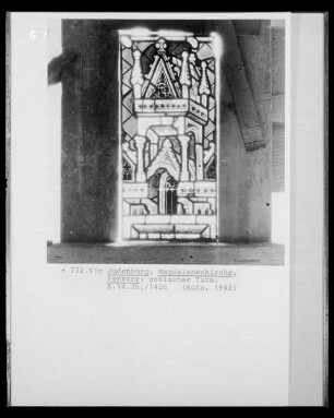 Südliches Chorfenster mit Szenen aus dem Marienleben und Aposteln — Gotische Architektur