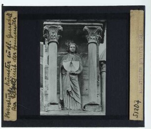 Straßburg, Münster : Südliches Querschiff, Figur mit Sonnenuhr