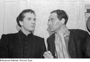 Szenenbilder aus dem Stück "Die Gewehre der Frau Carrar" von Bertolt Brecht am Hebbel-Theater Berlin