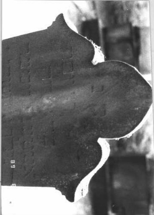 Grabstein 32 (Index: 100105720) Material: Sandstein Zustand: sehr stark verwittert Maße HxBxT: 87x37x8 cm Beschreibung: Stele, Sockel auf Rustica, Abschluß Sonderform Symbolik: sechszackiger Stern und florales Motiv Besonderheit: Kindergrab: Grabstein 32A