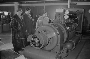 Messebesucher im Gespräch mit einem Vertreter der Firm Strojexport in der tschechoslowakischen Ausstellungshalle vor einer Werkzeugmaschine
