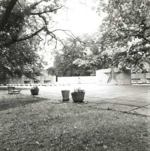 Spremberg. Georgenberg, Ehrenfriedhof der Sowjetarmee (nach 1945), Teilansicht mit Gedenkstein