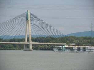 Tull - Donaubrücke : Eine moderne Straßenbrücke führt bei Tulln über die Donau, aufgenommen am 12. Juni 2011