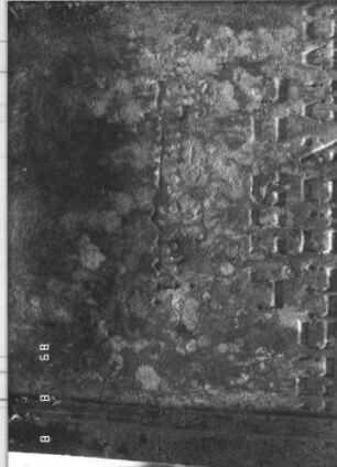 Grabstein 53 (Index: 99799515) Material: Sandstein Zustand: stark verwittert Maße HxBxT: 116x50x18 cm Beschreibung: Stele, schräg eingezogener Rundbogenabschluß, Schriftfeld eingetieft, Sockel: Grabstein 53B