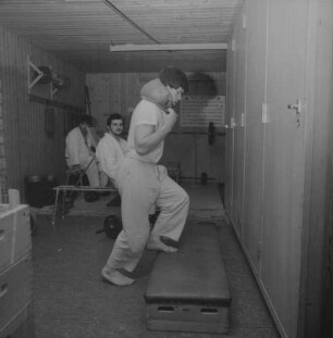 Goslar, Marienburger Straße 54. Judo-Karate-Club Sportschule Goslar eV. Krafttraining. Judoka bei der Beinarbeit durch Springen auf einen Kasten. Zur Beschwerung des Körpers trägt er einen Sandsack im Nacken