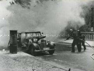 Feuerwehr löscht brennendes Auto in Berlin (West)