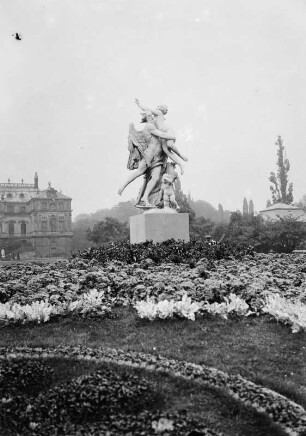 Die Zeit entführt die Schönheit : Die Zeit entführt die Schönheit. Marmor (vor 1729; P. Balestra). Dresden, Großer Garten