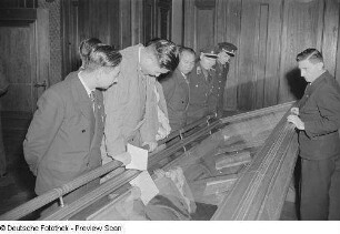 Chinesische Delegierte während eines Ausstellungsbesuches im Georgi-Dimitroff-Museum (heutiges Bundesverwaltungsgericht)