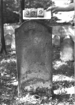 Grabstein 339 (Index: 99609976) Material: Sandstein Zustand: stark verwittert, teilweise Textverlust Maße HxBxT: 101x46x8 cm Beschreibung: Stele, Konvexbogenabschluß, Feld im Bogen erhaben: Grabstein 339