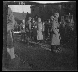 Biache-Saint-Vaast (Dep. Pas-de-Calais, Frankreich): "Seine Majestät der König [Ludwig III.] verteilt Auszeichnungen"