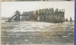 Foto der Zuschauertribüne beim Führerkurs Sedan auf dem Übungswerk Messincourt