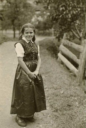 Schwarzwald. Mädchen aus dem Simonswälder Tal (Tal der Wilden Gutach) in Tracht