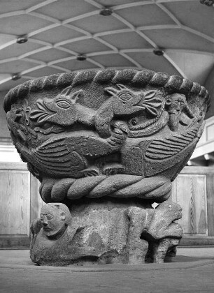 Taufstein : Taufstein. Buntsandstein (um 1100/1150). Freudenstadt, Stadtkirche