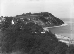 Steilküste : Steilküste mit einer Siedlung an der Ostsee auf der Halbinsel Samland.