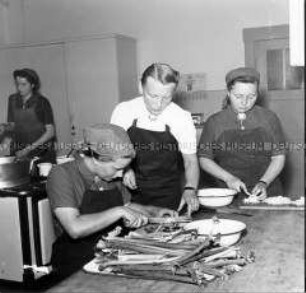 Arbeitsmaiden des Reichsarbeitsdienstes beim Kochunterricht