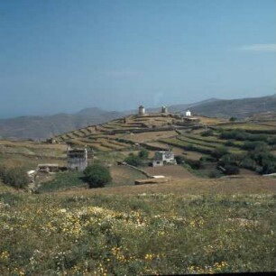 Tinos (Insel), Mühlen und Taubentürme, Bei Tarabádos