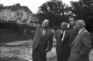 Istein: Verkehrsminister Seebohm und Oberbaurat Beck (Autobahnamt Freiburg); stehend; Hintergrund Isteiner Klotz