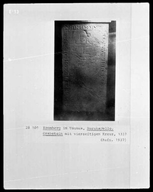 Grabstein mit vierseitigem Kreuz