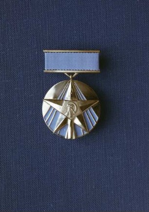 Medaille (vergeben in der DDR) an Spange. Avers