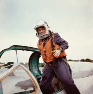 NVA-Pilot beim Einstieg in ein Flugzeug