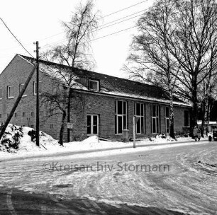 Waldreitersaal: vor Fertigstellung: Außenansicht: Bei den Rauhen Bergen mit Einmündung in Wöhrendamm: rechts und links Bäume: in der Mitte Verkehrsschild: links Strommast: Winter