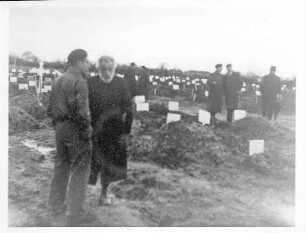 Internierungslager Gurs; Häftlinge auf Gräberfeld
