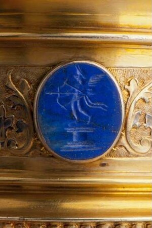 Intaglio auf Ziergefäß mit Statue des Amor mit Pfeil und Bogen, 16./17. Jh.