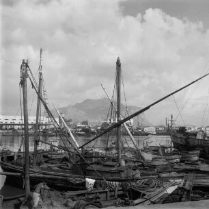 Palermo, La Cala. Blick über den ältesten Teil des Hafens mit Fischerbooten zum Monte Pellegrino