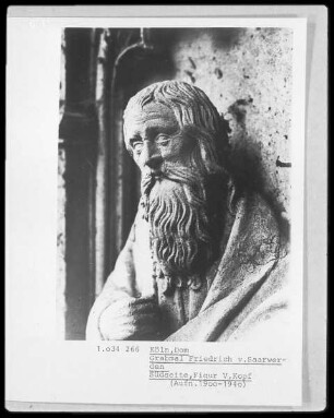 Grabmal des Erzbischofs Friedrich von Saarwerden — Apostel mit auf linkem Knie gestützten Buch