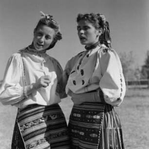 Tanzgruppe. Tänzerinnen einer Folkloregruppe in bulgarischer Tracht. Porträt zweier Tänzerinnen der Tanzgruppe