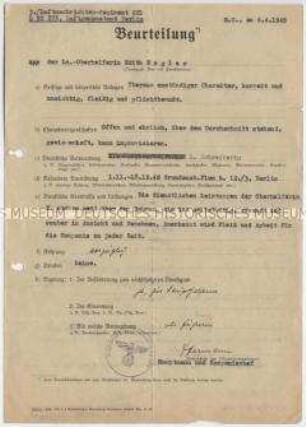 Zeugnis für eine Oberhelferin beim Luftnachrichten-Regiment 221 in Berlin - Personenkonvolut