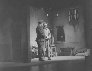 Szenenbilder aus dem Stück "Julius Fucik" von Juri Burjakowski am Deutschen Theater Berlin : Szene mit Ernst Busch als Julius Fucik (rechts)