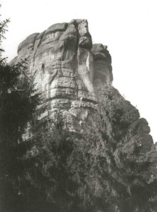 Sächsische Schweiz. Schrammsteine. Falkenstein aus dem Sattel zw. diesem u. Hohen Torstein von SO mit Seilschaft im Strubichweg (VII b)