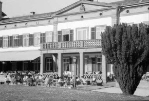 Weinheim: Schlossterrasse mit Cafégästen