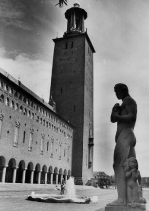 Stockholm. Internationaler Jugendtag 1950. Stadtbesichtigung. Ansicht des Rathauses mit seinem imposanten Turm