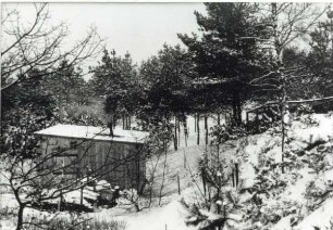 Waldfriedhof Kupferberg. Hütte und Wald sind schneebedeckt, Winter, Schnee