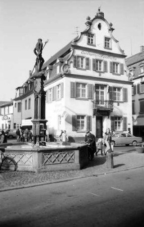 Offenburg: Brunnen und Giebelhaus